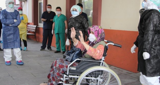 Komşuda hastanede ziyaret ettiği oğlundan virüs kapan 83 yaşındaki Ayşe Nine korona savaşını kazandı