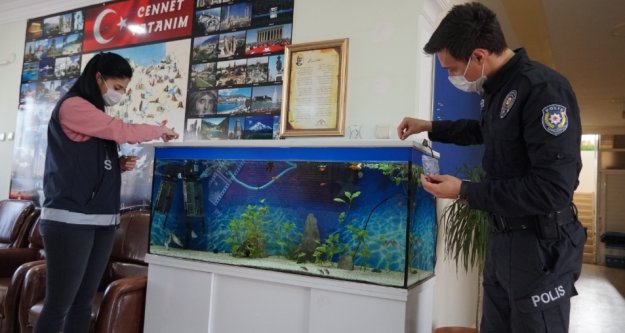 Okulda aç kalan balık ve köpeklerin imdadına polis yetişti