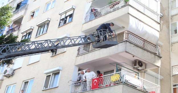 Polis, banyoda mahsur kalan yaşlı kadının yardımına balkondan yetişti