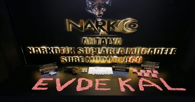 Polisten uyuşturucu operasyonu sonrası ‘Evde Kal’ mesajı