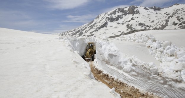 Söbüçimen'de 7 metrelik karla mücadele çalışması