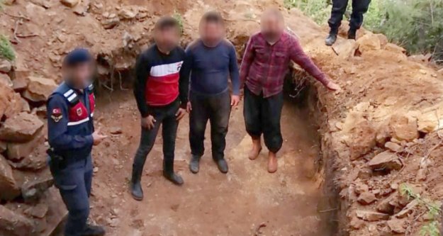 Sokağa çıkma yasağını fırsat bilen define avcıları jandarmaya yakalandı