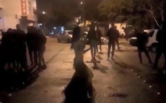 Sokak ortasında dansözlü doğum günü partisine polis baskını