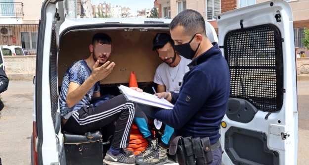 Türk bayraklı arabayla sokağa çıkıp, polisi peşinden sürükleyen gençlere ceza yağdı