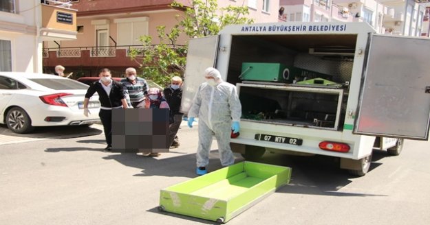 Yaşlı adam tek başına yaşadığı evde ölü bulundu, ekipler özel kıyafetle eve girdi