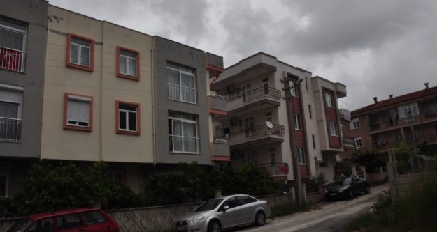 3. kattan düşen çocuk portakal ağacına takılarak yaralı kurtuldu