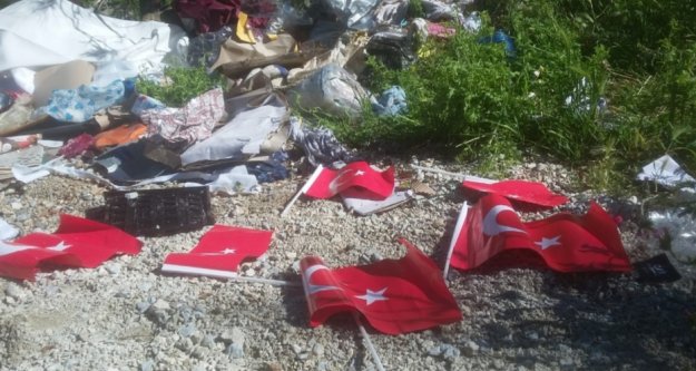 Alanya'da çöpte bulunan Türk bayraklarına tepki