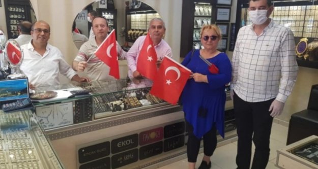 Alanya MHP, Türk Bayrağı ve maske dağıttı