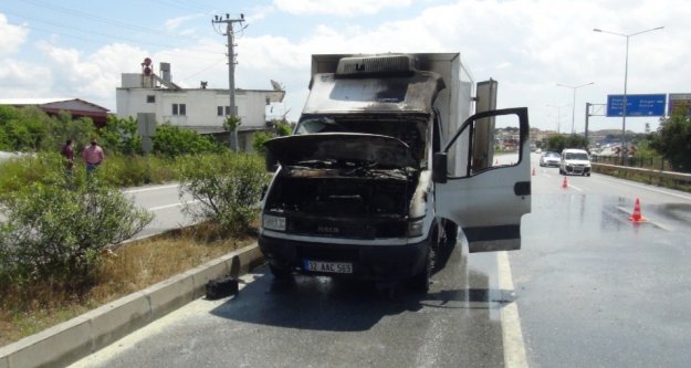 Alanya'ya seyir halinde alev alan kamyonet yandı