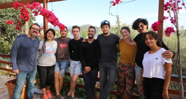 Korona nedeniyle mahsur kalan turistler, hem çalışıp hem tatil yapıyor