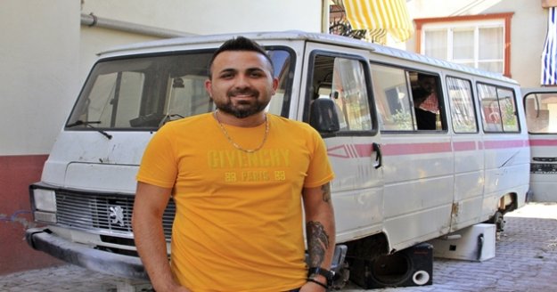 Trafikte ceza yemekten bıkan genç, araçta havuz keyfini ağaç tepesine taşıyor