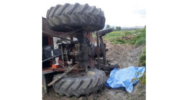 Traktör şarampole devrildi anne öldü, 2 kızı yaralandı