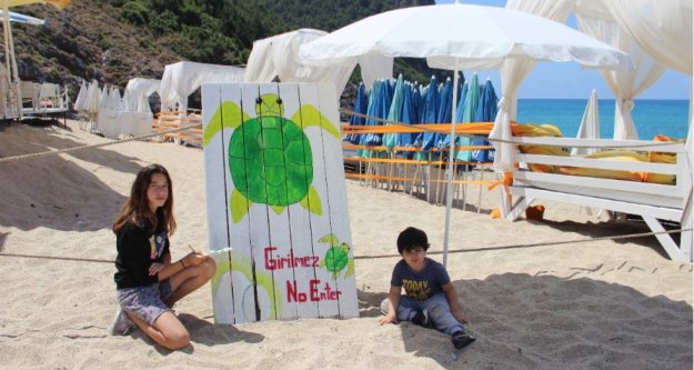 Alanya'da 2 minik kardeşin duygulandıran caretta koruma çabası