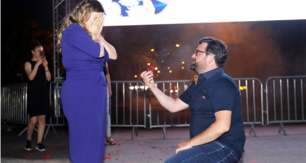 Alanya'da arabalı sinema günlerinde film öncesi sürpriz evlilik teklifi