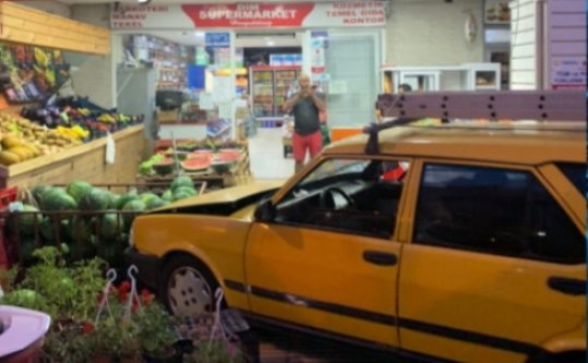 Alanya'da araç markete daldı, muhtar ölümden döndü