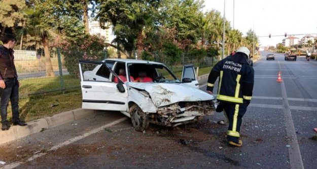 Alanya'da otomobil park halindeki araca çarptı: 5 yaralı var