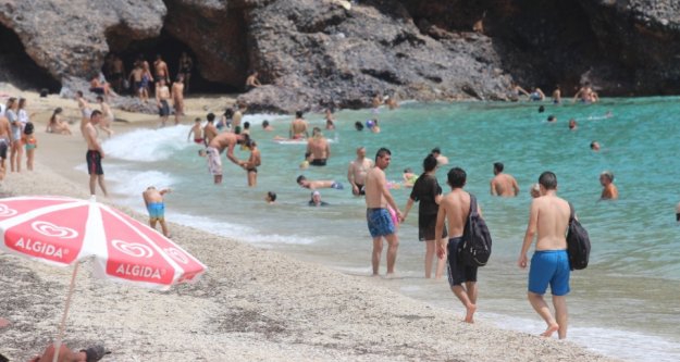 Alanya'da sıcak hava vatandaşı denize döktü