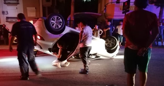 Alkollü sürücü park halindeki araca çarpıp takla attı: 1 yaralı