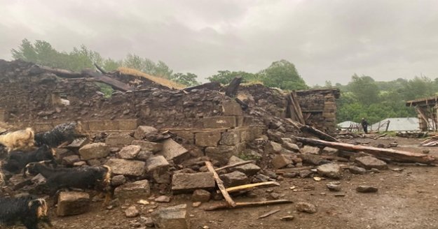 Bingöl'deki depremde iki köyde evler yıkıldı: 9 yaralı