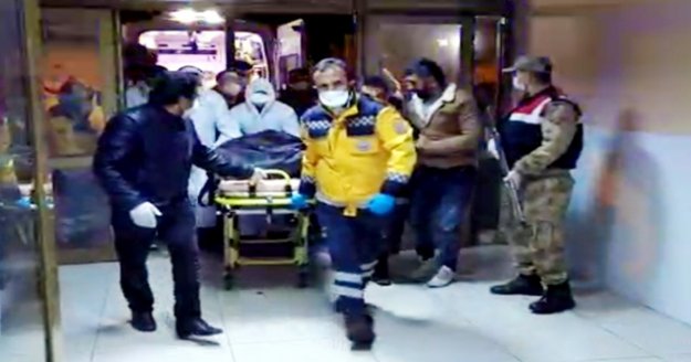 Depremde şehit olan korucunun naaşı hastaneye getirildi