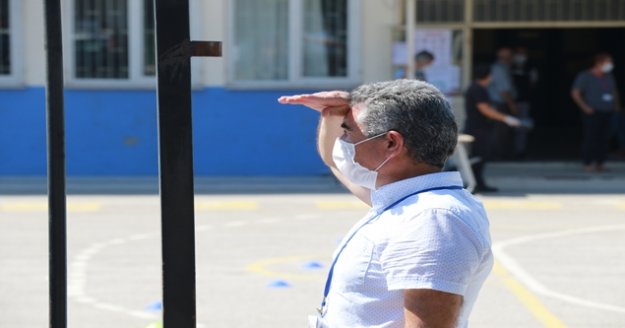 Dualarıyla ailelerin yüreğine su serpti, gözleri sürekli sınava yetişemeyecek gençleri aradı