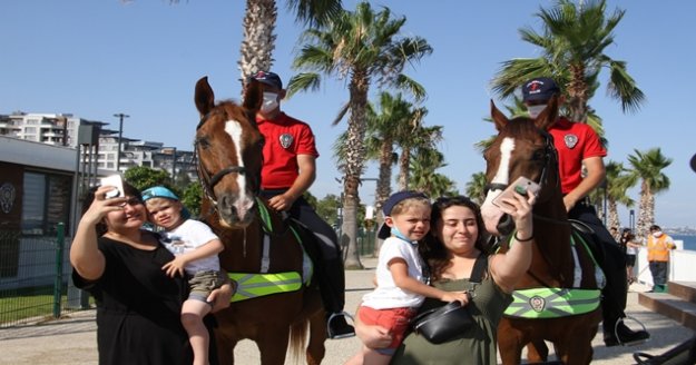 Dünyaca ünlü sahile indiklerinde fotoğraf çektirme yarışı başlıyor