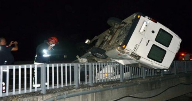 Önce takla attı sonra köprü korkuluğunun üzerinde kaldı