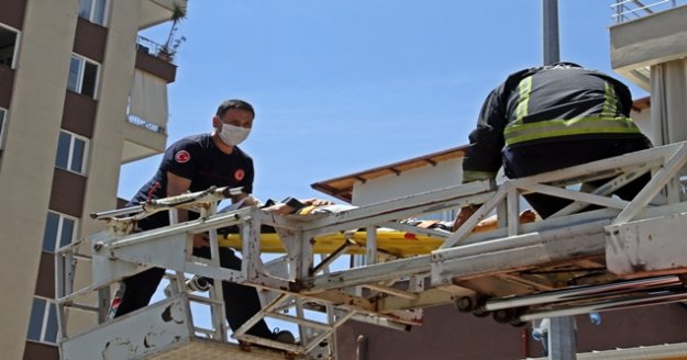 Pencere silerken iş yerinin çatısına düşen hamile kadın ölümden döndü