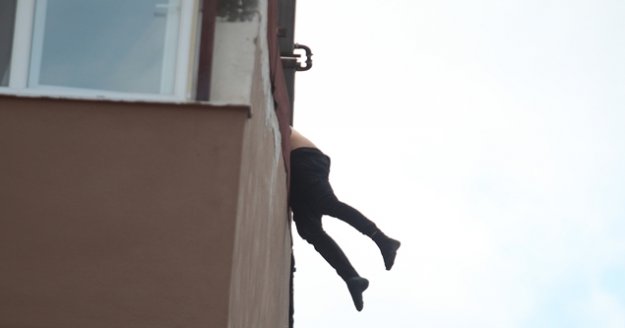 Polis hem çatıdaki vatandaşla hem sosyal mesafeyi hiçe sayan kalabalıkla uğraştı