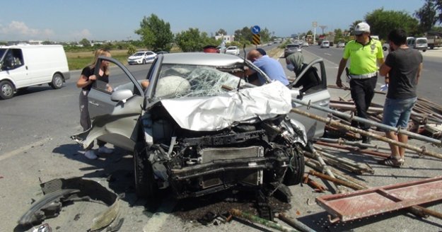 Seyir halindeki kamyonete son sürat arkadan çarpan otomobil hurdaya döndü