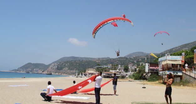Alanya'da 15 Temmuz şehitleri gökyüzünde Türk Bayrağı açarak anıldı