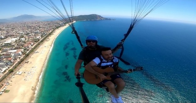 Alanya'da 800 metre yükseklikte gitar çalıp şarkı söyledi