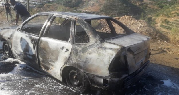 Alanya'da hareket halinde alev alan otomobil yandı