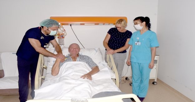 Hollandalı emekli asker turist, Türk doktorunun ameliyatının ardından gözyaşlarını tutamadı
