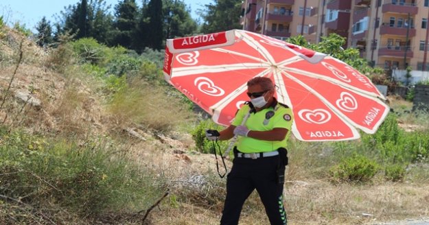 Kavurucu sıcak polis memurunu da vurdu, trafik polisi kazada plaj şemsiyesiyle görev yaptı