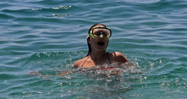 Rus genç kız dalış yaparken farketti, denizden çıkan şeye kimse inanamadı