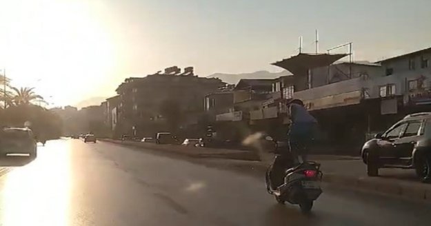 Seyir halindeki motosiklet üzerinde ölümcül şova polisten ceza