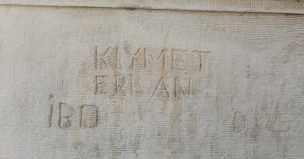 1890 yıllık tarihi yapıya aşklarını kazıdılar, kül tablası olarak kullandılar