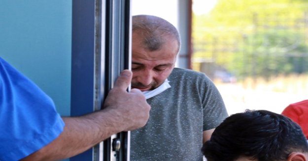 8 yaşındaki oğlu ağabeyi tarafından öldürülen babanın çaresiz duruşu yürekleri burktu