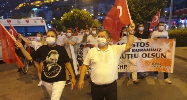 Alanya CHP'den meşaleli kutlama