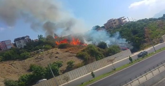 Alanya'da çıkan yangın yerleşim yerlerin sıçramadan söndürüldü