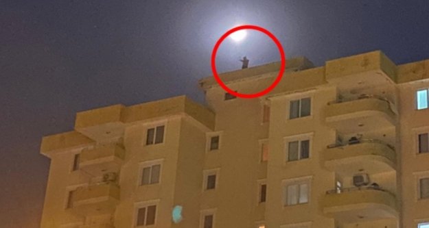 Alanya'da eşiyle tartışan adam canına kıymak için çatıya çıktı
