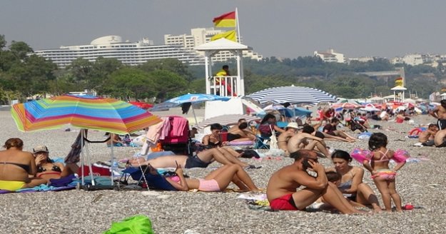 Antalya’da sıcak hava uyarısını duyan sahile koştu