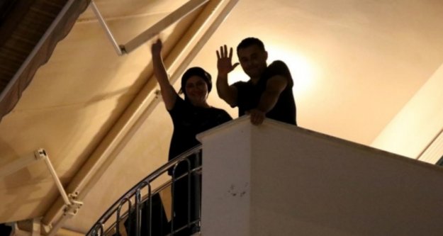 Başkan Yücel, coşkuya evinin balkonundan ortak oldu