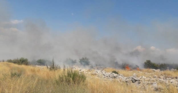 Düşen model uçak yangın çıkarttı