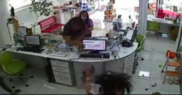 Eczane çalışanına saldırı görüntüleri güvenlik kameralarına yansıdı