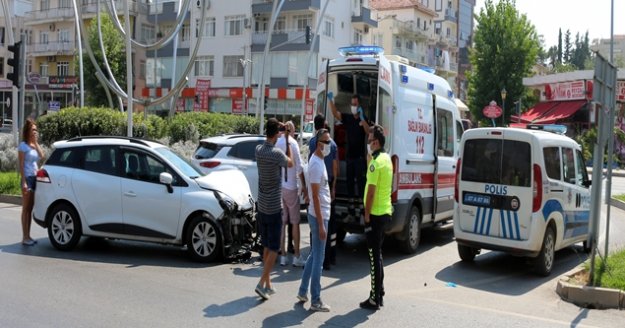 Gazipaşa'da yaralı taşıyan ambulans kaza yaptı