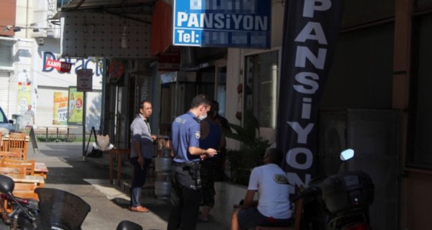 Kaldığı pansiyonun koridorunda ölü bulundu