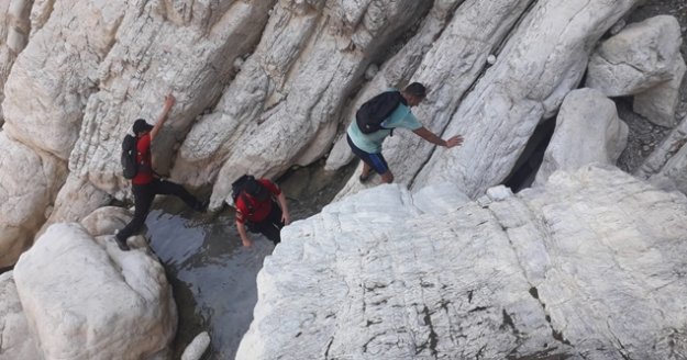 Kaybolan Ukraynalı turist, JAK tarafından sarp kayalıklarda bulundu