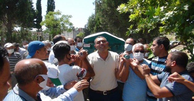 Kızlarının düğününde birlikte dans ettiği kocası tarafından 24 saat sonra öldürülen kadına son veda